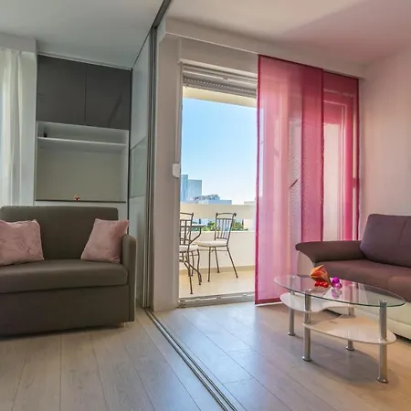 Apartment Spacious Apartment -10 Min Walk To Znjan Beach, Split *