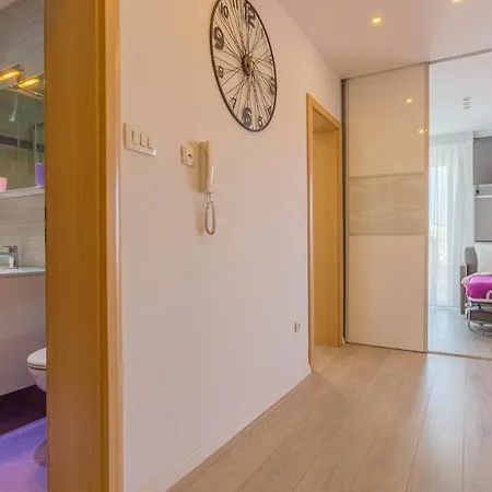 Spacious Apartment -10 Min Walk To Znjan Beach, Split Split