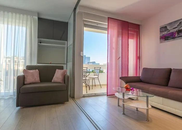 Apartment Spacious Apartment -10 Min Walk To Znjan Beach, Split *