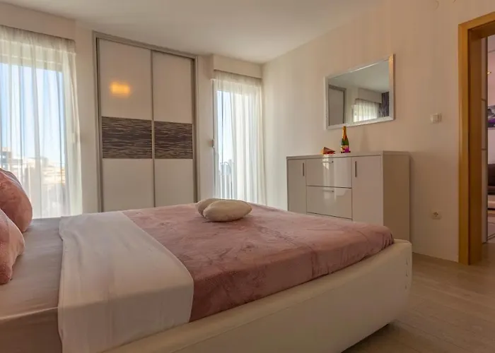 Spacious Apartment -10 Min Walk To Znjan Beach, Split Split