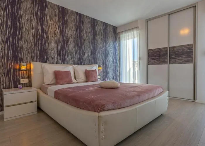 Spacious Apartment -10 Min Walk To Znjan Beach, Split Apartment Split