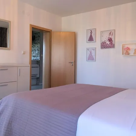 Apartman Spacious -10 Min Walk To Znjan Beach, *