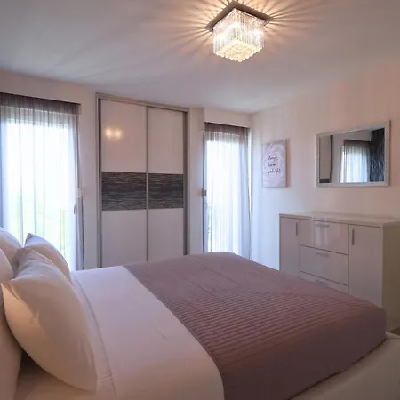 Spacious -10 Min Walk To Znjan Beach, Apartman *