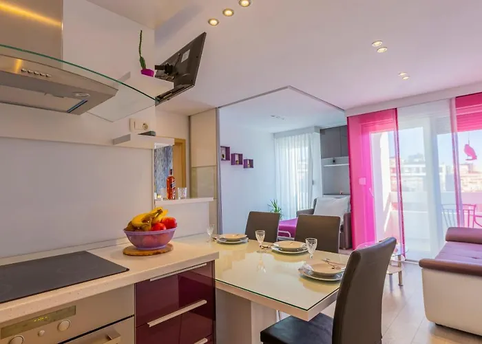 Spacious Apartment -10 Min Walk To Znjan Beach, Split Lägenhet